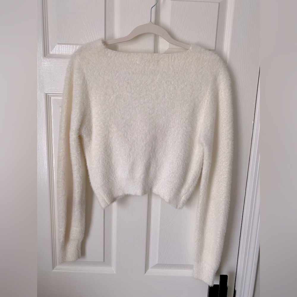 Love Tree White Twist Front Cropped Fuzzy Sweater V Neck Size L - Picture 4 of 7